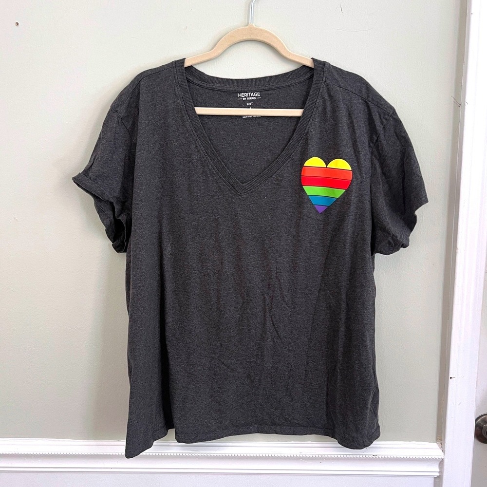 Unknown V-Neck T-Shirt Womens XL Rainbow Heart Graphic Charcoal Gray Pride Tee